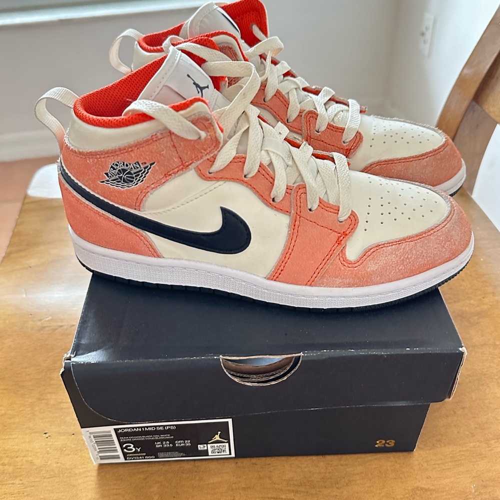 Jordan AJ1 Mid SE